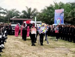 Polres Sarolangun Gelar Upacara Pemakaman Anggota Polri Yang Meninggal Dunia