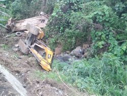 Masuk Jurang, Satu Unit Truk Pengangkut Excavator Ringsek di Padangsidimpuan