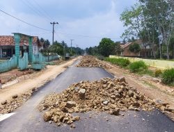 Tumpukan Batu  di Jalan Tiyuh Mekar Jaya Ancam Keselamatan Pengendara