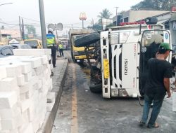 Truk Bermuatan Habel Terguling Tabrak Pembatas Jalan di Balaraja Timur