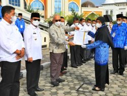 Sekda Aceh Serahkan SK Pensiun dan Naik Pangkat 143 ASN di Aceh Utara