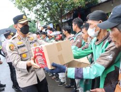 Dapat Bantuan Sembako Dari Polisi, Tukang Ojol : Lumayan Buat Makan Anak Isteri