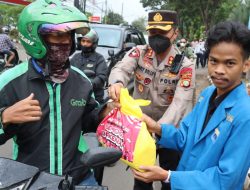 Kapolres Tangsel Bagikan Ratusan Paket Sembako Pada Warga dan Pengendara Ojol