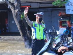 Akibat Genagan Air ,Puluhan Polisi Urai Kemacetan di Jalan KH Hasyim Ashari Kota Tangerang