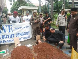 Tolak Relokasi Makam Syeh Buyut Jenggot, Ratusan Warga Gelar Aksi Kubur Diri di Puspem Kota Tangerang