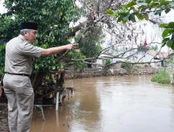 Tinjau Pemukiman Warga di Bantaran Kali Pesanggrahan, Walikota : Akan Kita Lakukan Penanganan