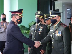 Kapolres Gresik Bawa Surprise Kue dan Tumpeng Ke Kodim 0817/Gresik Peringati HUT TNI ke 77