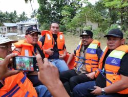 Pj Bupati Aceh Utara dan Pejabat BNPB Antar Bantuan ke Gampong Terisolir