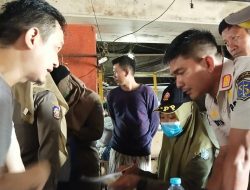 PKL Bawah Tol Tambak Asri Bantu Satpol PP Tertibkan Bangunan Liar