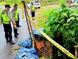 Jalan Desa Batu Penyabung Rusak Akibat Longsor, Polsek Batin VIII Turun Pasang Tanda Waspada