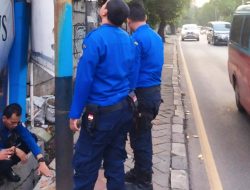 Pemasangan Tiang Internet Baru Didepan Kantor PWI Kota Tangerang, Muncul Asap Dari  Bawah