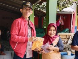 Bulan Maulid, Anggota DPRD Bagikan Kerudung Kepada Warga di Neglasari