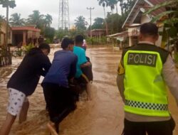 Polsek Limun Bantu Warga Terdampak Luapan Sungai Batang Asai di Desa Pulau