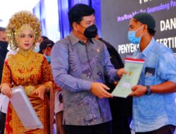 Menteri ATR/BPN RI Serahkan 1000 Sertifikat Plasma di Aceh Utara