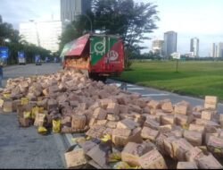 Akibat Grendel Jebol, Truk Bermuatan Minyak Goreng Kemasan Berserakan di Jalan