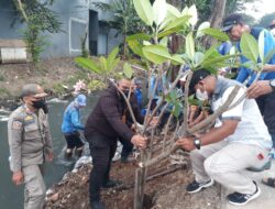 Lurah Pegadungan Pimpin Keja Bakti Penataan Wilayah Jalan Kumbang