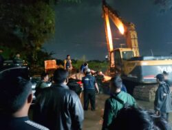 Tanggul Kali Cirarab Jebol, TNI Polri Berjibaku Atasi Banjir Bersama Masyarakat