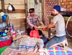 Polsek Limun Besuk Warga Yang Sakit Dan Berikan Bantuan Sosial