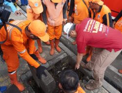 Walikota Jakbar Pimpin Kerja Bakti, Bersihkan sarana Prasarana Pedestrian Kota di Daan Mogot