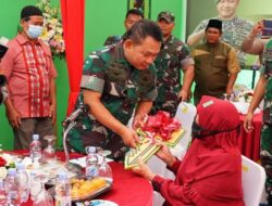 Kasad Jendral TNI Dudung Abdurrahman Serahkan Kunci Pada Penerima RTLH di Kalideres
