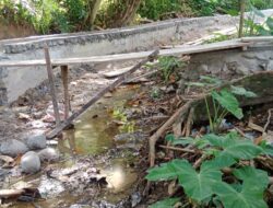 Revitalisasi Siring Pasang Samping Rumah Wabup OKU Selatan Terlihat Janggal