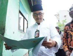 Walikota Jakarta Barat Door to door Serahkan Sertifikat PTSL Kepada Warga di Pegadungan Kalideres