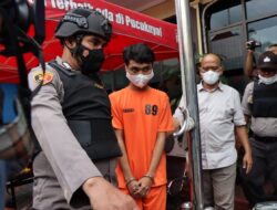 Dibakar Api Cemburu, Seorang Pemuda di Kebun Jeruk Nekat Bakar Motor Milik Bos Nya.Kini Pelaku Ditahan Polisi