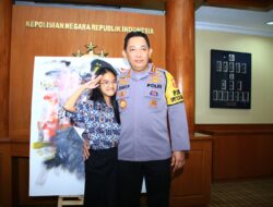 Penghujung Tahun, Kapolri dapat Lukisan dDari Nayla Remaja Disabilitas
