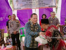 Pj Bupati Tulang Bawang Serahkan Cadangan Beras Pemerintah (CBP) di Kampung Bujung Tenuk