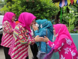 Aini Suci Wismansyah Ketua TP PKK Kunjungi Pilot Project Galeri Pelangi Pabuaran Tumpeng