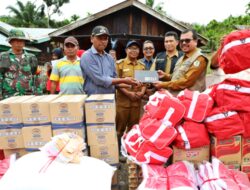 Pj Bupati Aceh Utara Serahkan Bantuan Untuk Korban Banjir di Langkahan