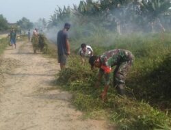 Bersama Warga Kampung Banjar Agung, Serda Suranto Laksanakan Gotong Royong