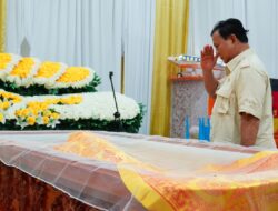 Melayat Aktivis Lieus Sungkharisma, Prabowo Beri Hormat Terakhir