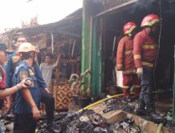 Kios Laundry di Pondok Arum Ludes Terbakar 7 Unit Kendaraan Damkar Diterjunkan Ke Lokasi
