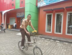 Demi Ingin Masuk Perguruan Tinggi, Fatah Pelajar di Tangerang Rela Gowes Sepeda Sejauh 10 KM Agar Bisa Baca Buku