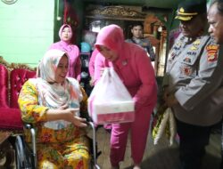 Kapolres Tulang Bawang Bagikan Kursi Roda Gratis Kepada Penyandang Disabilitas