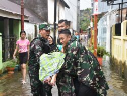 Pangdam XIV Hasanuddin Terjun Ke Lokasi Banjir Berikan Bantuan Pada Warga