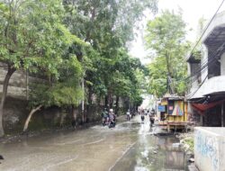 Jalan Pakuwon Selalu Tergenang, Warga Sebut Pemkot Jakbar Tak Punya Nyali Tertibkan Bangli di Atas Saluran