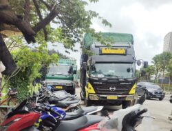 Bongkar Muat Dijalan Depan Gren Sedayu Palm Berjalan Aman, Warga Sebut Dishub Jakbar Tak Berani Sentuh