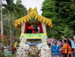 Raih Adipura ketiga Kalinya, Bupati Bungo Bersama Ratusan Petugas Kebersihan Kota Ikuti Pawai Arak – Arak Piala Adipura