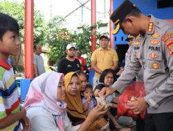 Kapolres Pastikan Logistik Obat – Obatan dan Makanan Untuk Korban Banjir di Jurumudi Aman