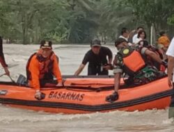 Pj Bupati Qodratul Ikhwan Tinjau Langsung Korban Banjir Bandang Di Kampung Astra Ksetra