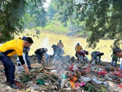 Hari Air Sedunia, FajarPaper Adakan Kegiatan Kerja Bakti Bersihkan Sungai