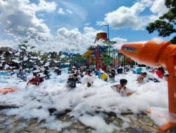 Berwisata Air , Ada Sensasi Mandi Salju Foam Party di Semagi Waterpark Bungo