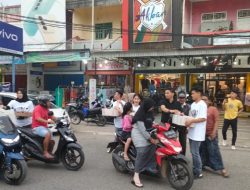 Owner Akbar Distro Bersama Crew Turun ke Jalan Bagi Bagi Taqjil, Bentuk Rasa Syukur