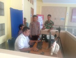 Sinergitas TNI POLRI Perbal Suku Anak Dalam Dampingi Saudaranya Urus KTP dan KK