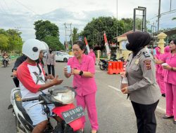 Ketua Bhayangkari Bersama Polwan Polres Bungo Berbagi Taqjil