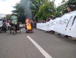 Tolak UU Cipta Kerja Mahasiswa di Tangerang Gelar Aksi Bakar Ban Dan Boikot Jalan.