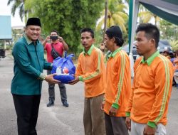 Bupati Bungo Berikan Paket Sembako ke Petugas Kebersihan Bungo