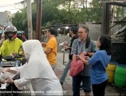 Menjelang Buka Puasa, Forwat Bagi-bagi Takjil Kepada Pengendara